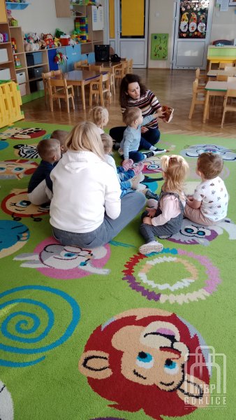 Biblioteka Gorlice, Pierwsze kroki… w świecie książek Bibliotekarka czyta książkę żłobkowiczom